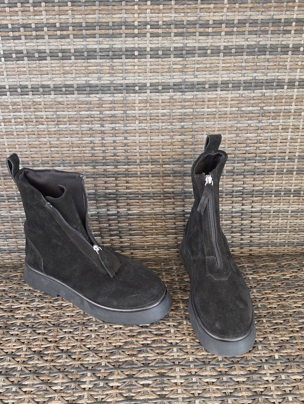 Wimens Black Suede Zip-Front Boots